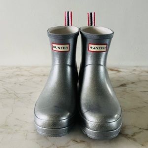 HUNTER Play Short Cosmic Metallic Glitter Silver Rain Boot - US 7